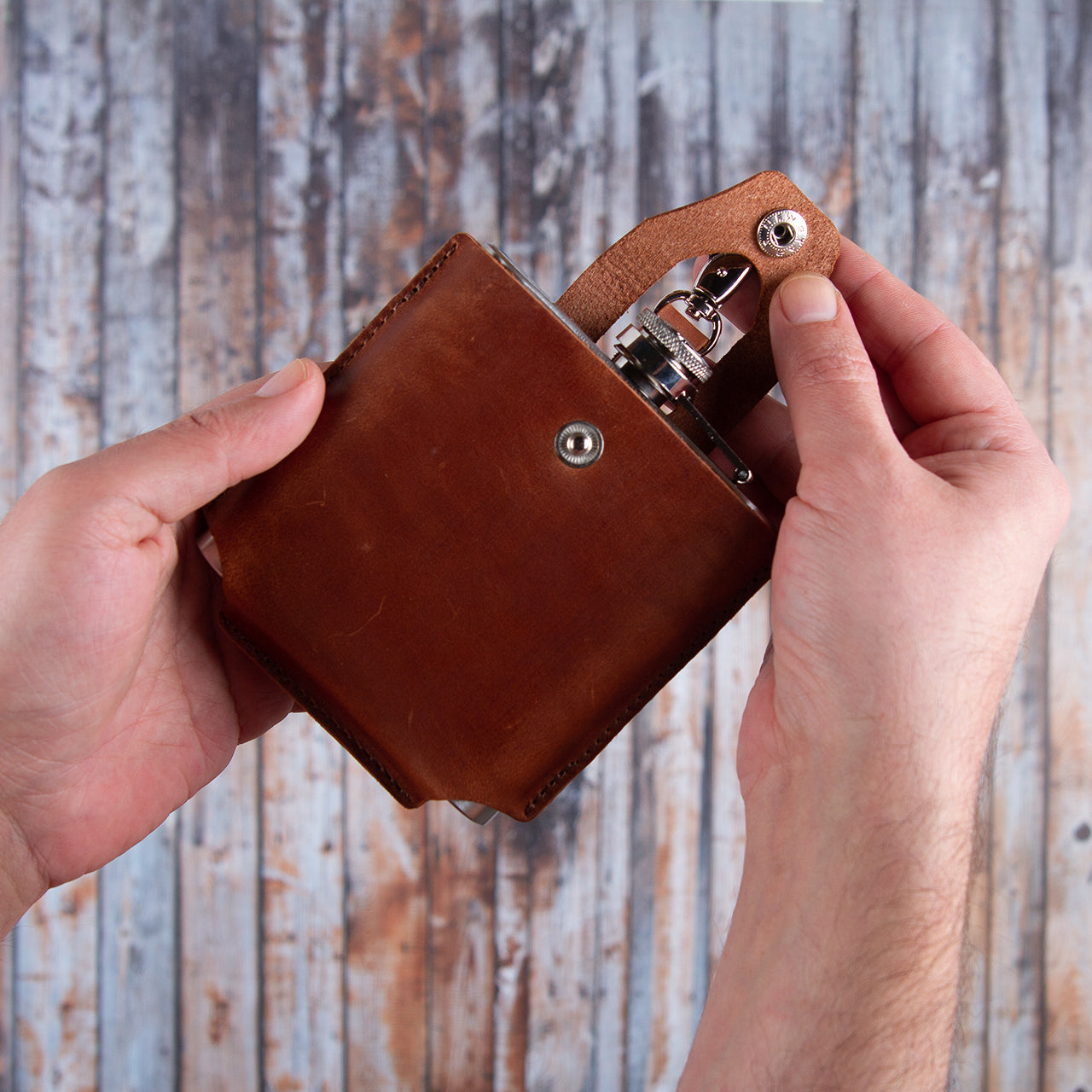 Leather hip flask. Personalized vintage flask sleeve. Leather flask holder case. Fathers day gift flask holder. Touristic flask pouch.